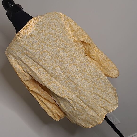 Kim Roger's sz M yellow flowers on cream background blouse - Picture 4 of 9